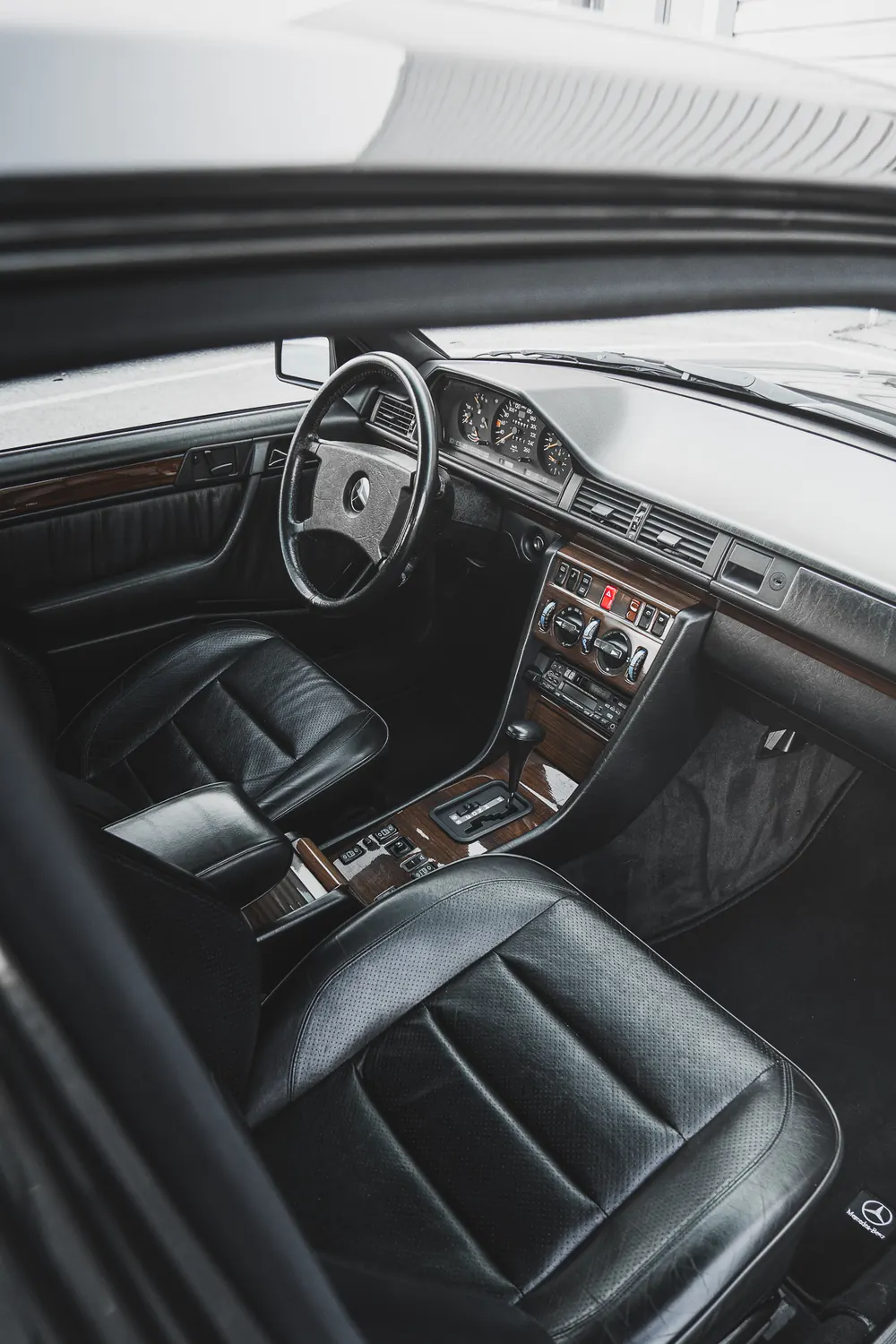 Interiér historického vozidla Mercedes-Benz po detailingu